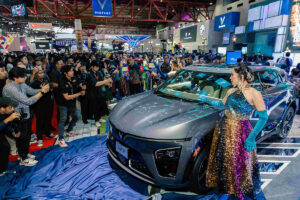 xedoisong vinfast gioi thieu cac dong oto dien tay lai nghich tai trien lam iims 2024 indo 1