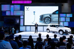 xedoisong vinfast gioi thieu cac dong oto dien tay lai nghich tai trien lam iims 2024 indonesi