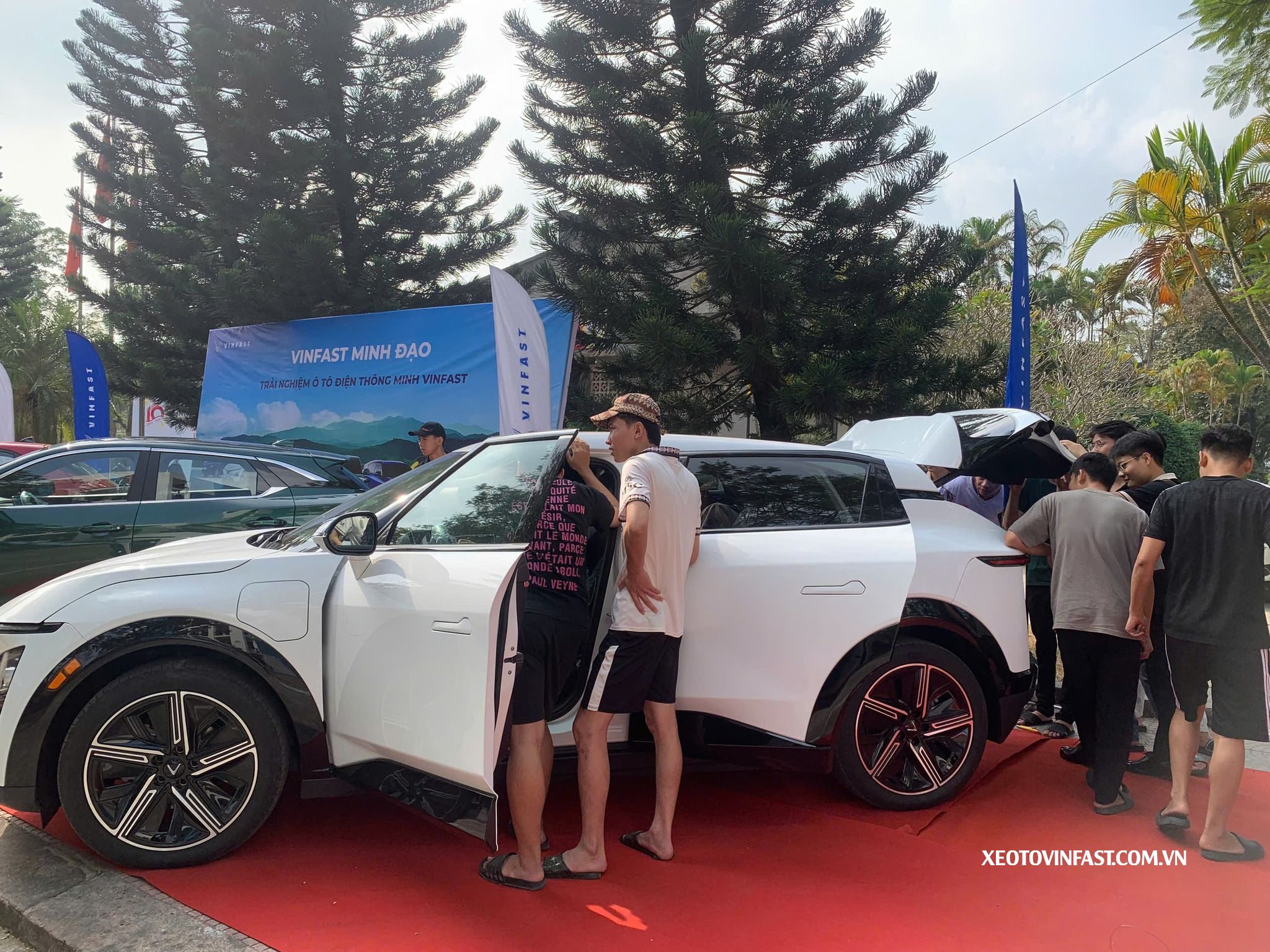 VinFast Minh Đạo Royal City | Khách hàng tham quan xe tại VinFast Minh Đạo Royal City