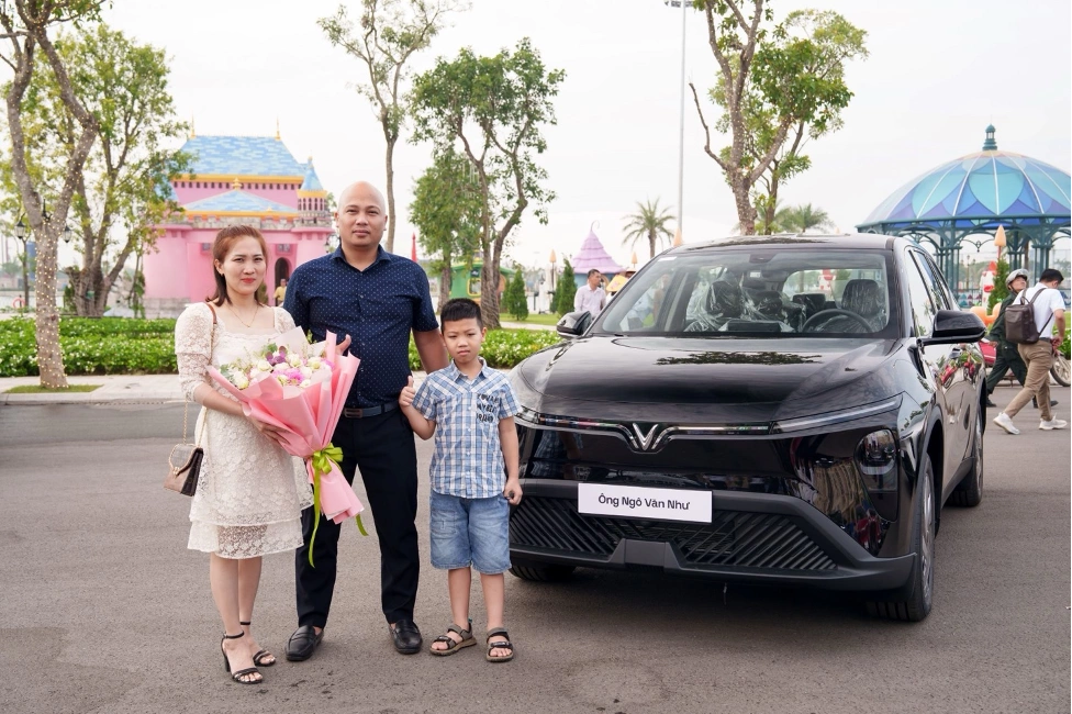 Tài xế dịch vụ đánh giá VinFast Limo Green - 1