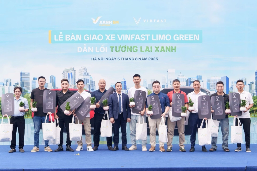 Tài xế dịch vụ đánh giá VinFast Limo Green - 2