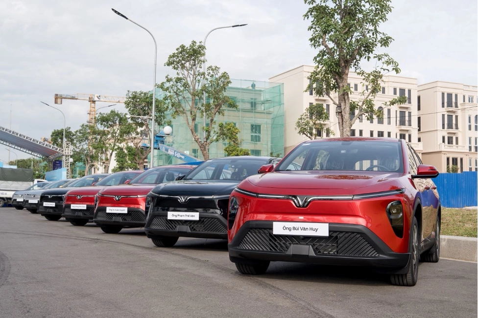 Tài xế dịch vụ đánh giá VinFast Limo Green - 3