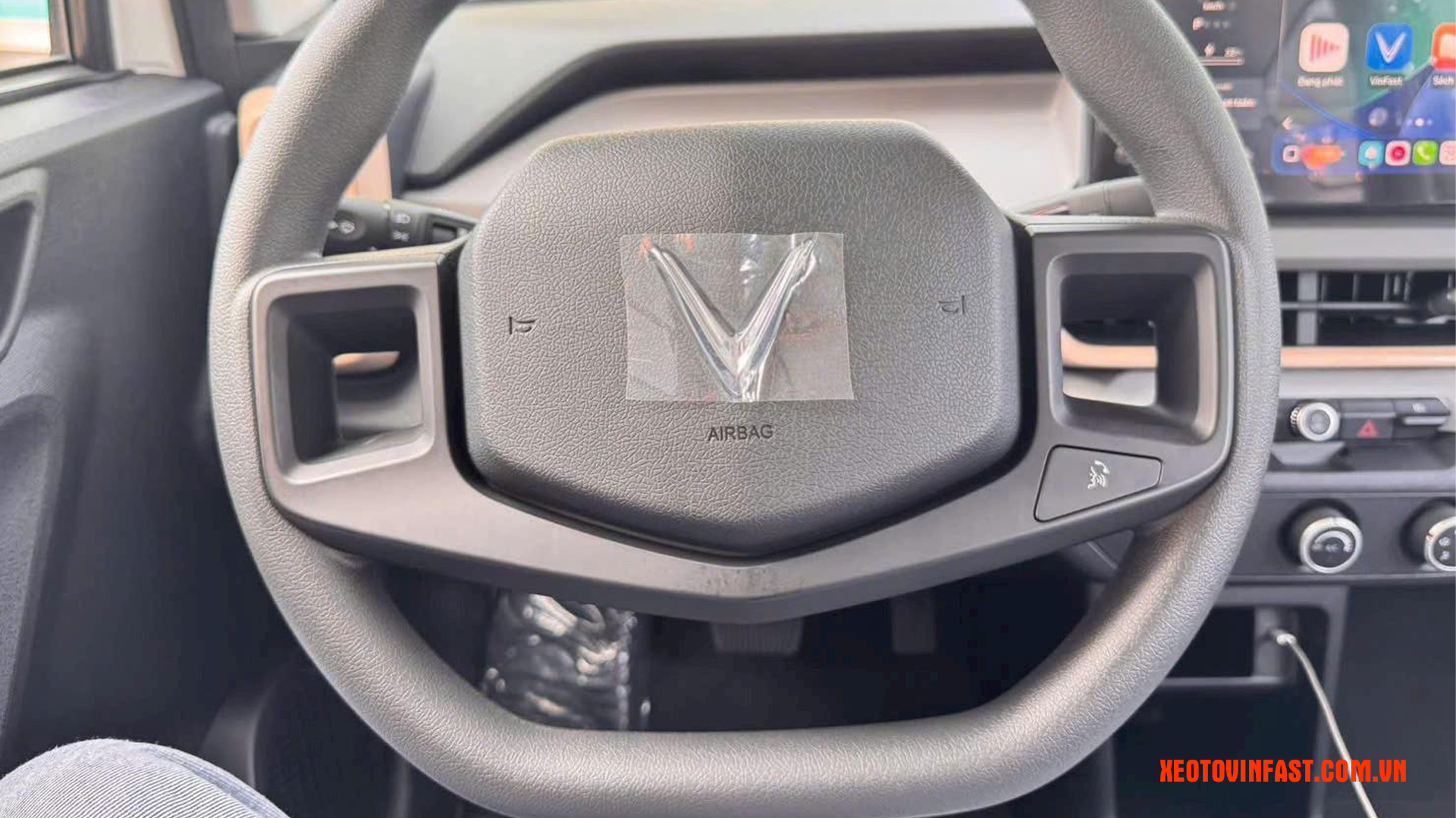 VinFast VF3: Bảng giá và chi tiết phiên bản nâng cấp “Tiêu chuẩn 2” mới nhất 6 Vô lăng tích hợp nút nghe và gọi trên VF3 Tiêu chuẩn 2