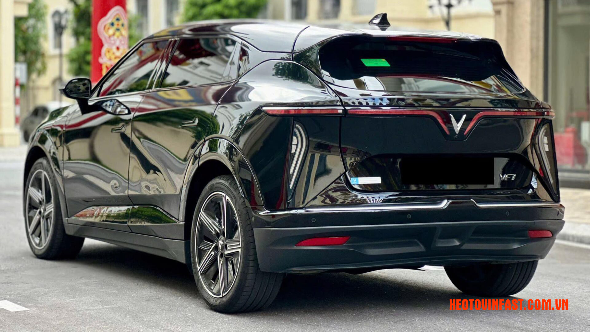 Vinfast vf7 tiêu chuẩn 2 | Thân xe tạo cảm giác vững chắc, đi kèm bộ mâm hợp kim cỡ lớn 20 inch đầy ấn tượng.