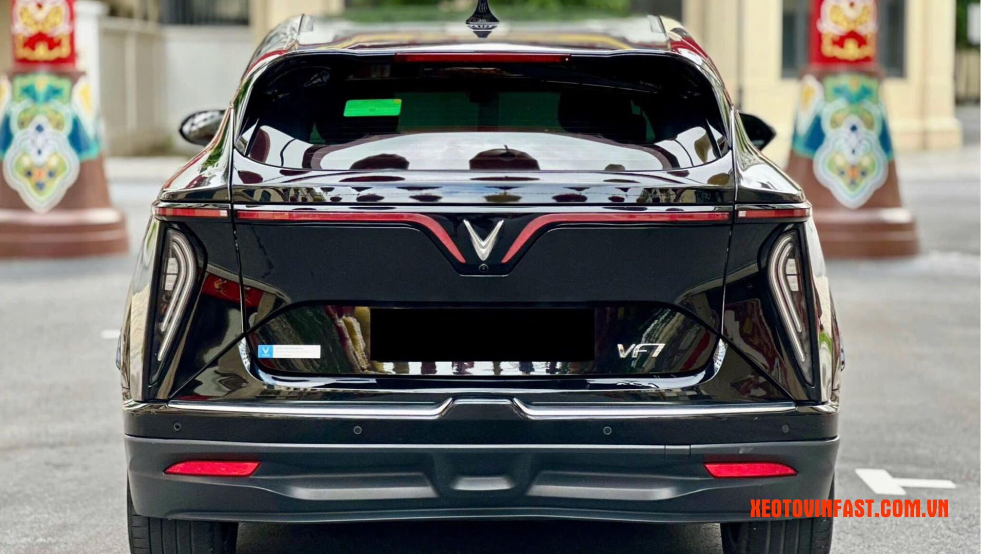 Vinfast vf7 tiêu chuẩn 2 | Đuôi xe VF7 Plus được thiết kế bề thế, đậm chất hầm hố, trở thành một trong những điểm nhấn ấn tượng nhất của mẫu xe này.