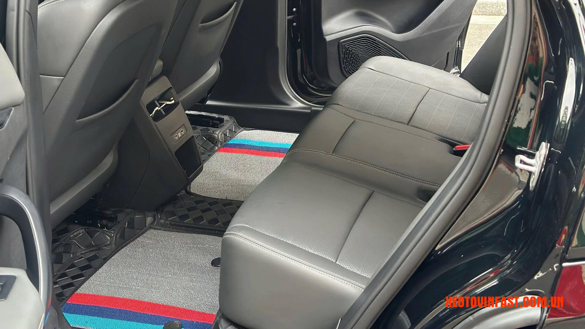 Vinfast vf7 tiêu chuẩn 2 | Hàng ghế sau VinFast VF7 được bọc da cao cấp, không gian để chân thoải mái cho hành khách.