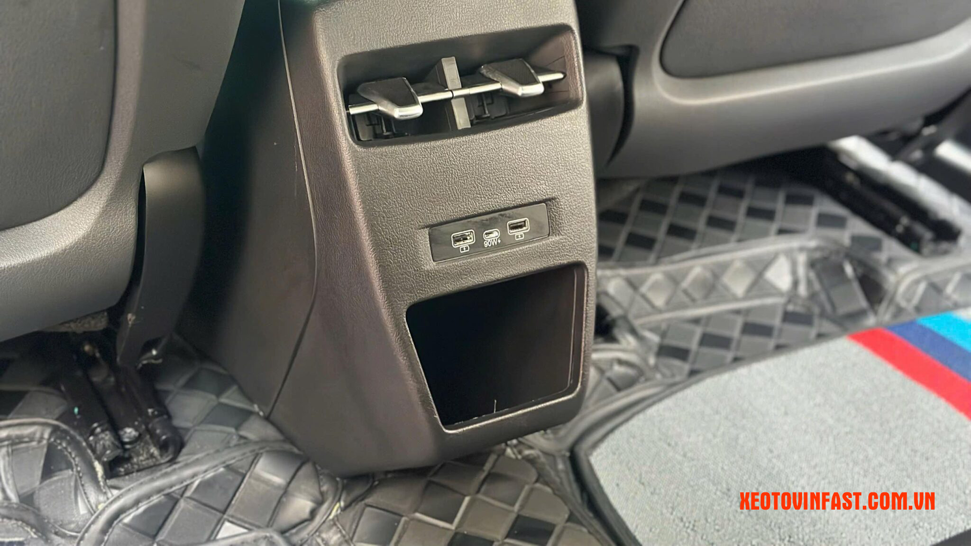 Vinfast vf7 tiêu chuẩn 2 | Hàng ghế thứ hai được trang bị cửa gió điều hòa riêng và cổng sạc USB tiện lợi cho hành khách.