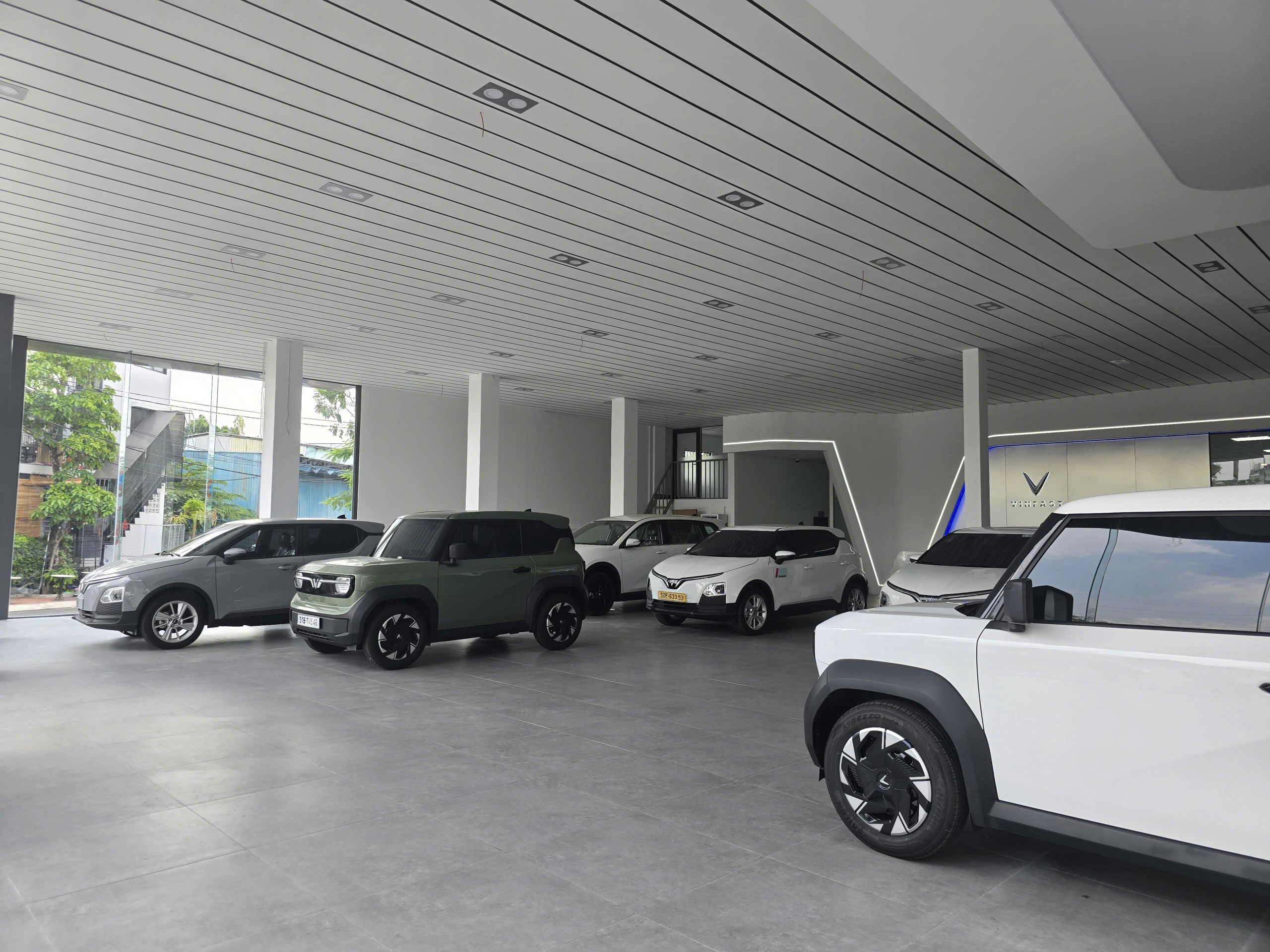 không gian trưng bày xe tại vinfast phạm văn đồng