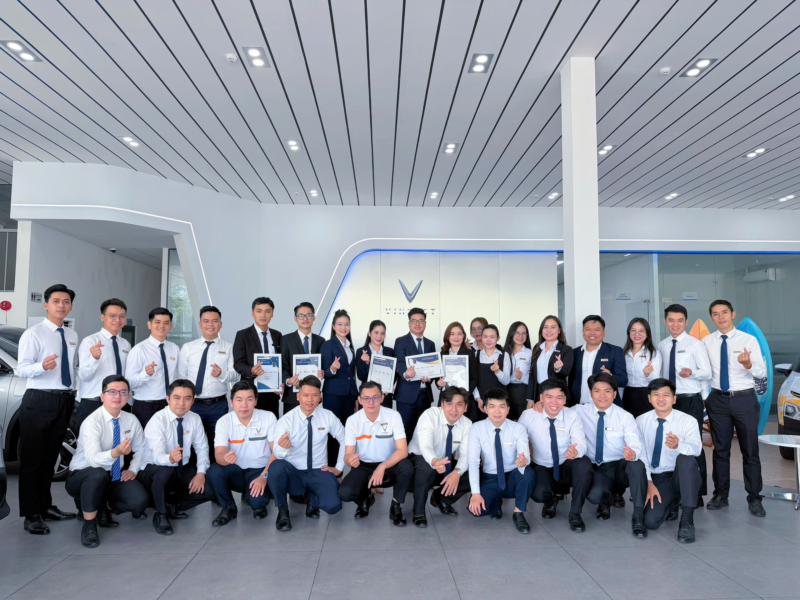 VinFast Phạm Văn Đồng | Tập thể cán bộ nhân viên tại Showroom VinFast Phạm Văn Đồng