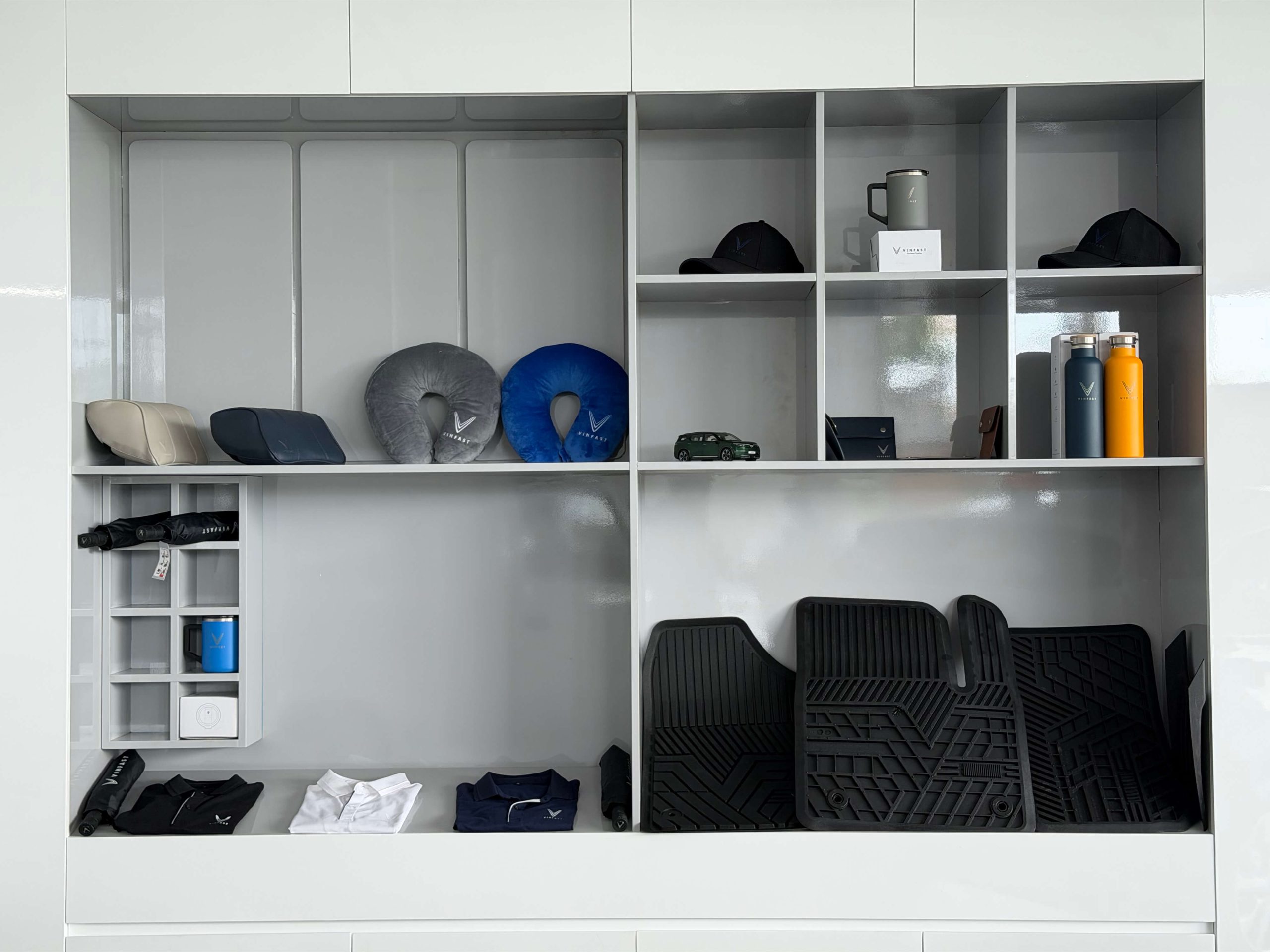 VinFast Phạm Văn Đồng | Tủ trưng phụ kiện tại Showroom VinFast Phạm Văn Đồng